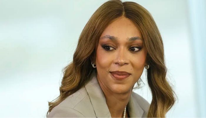  Erika Hilton acusa Nikolas Ferreira de usar celular perto de Bolsonaro 